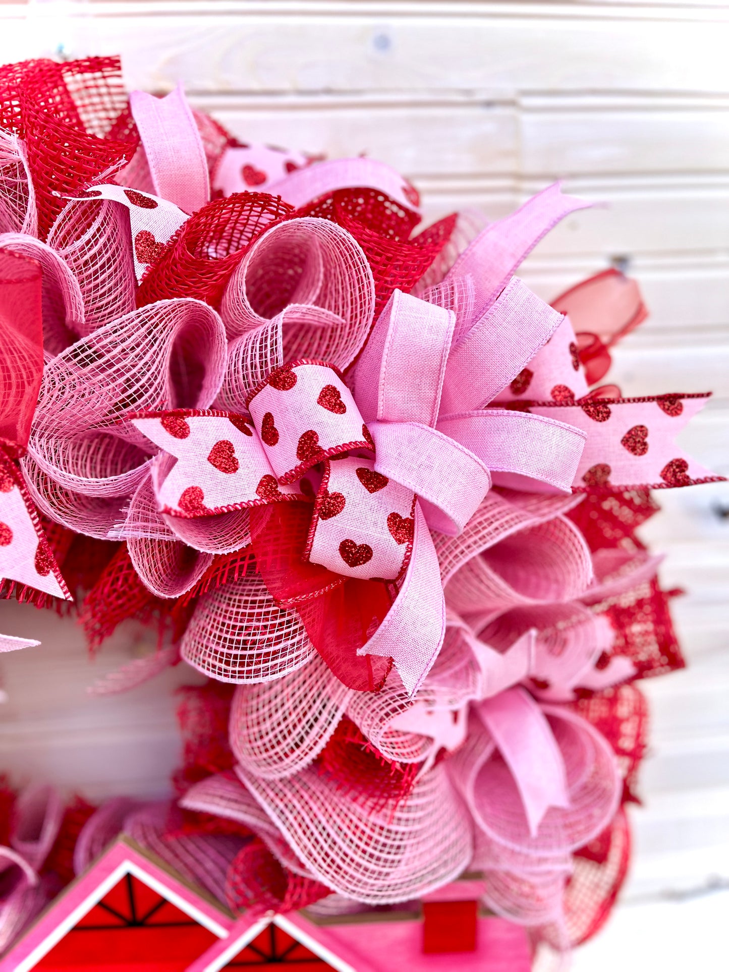 Valentine's Day "Love Shack" Wreath - Romantic Heart-Themed Décor